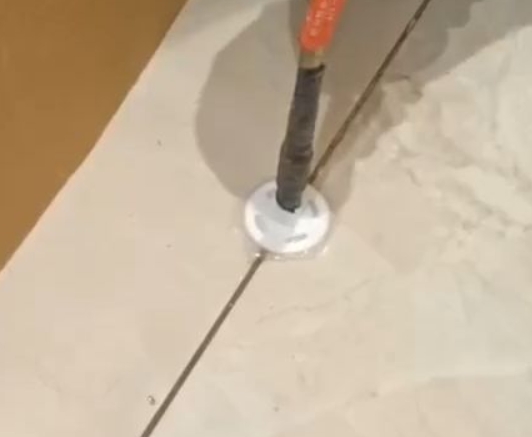 新绛瓷砖空鼓维修公司专业解答瓷砖在铺贴过程中，如果没有涂抹均匀到位的粘结材料（如水泥砂浆或瓷砖胶），可能会导致以下问题