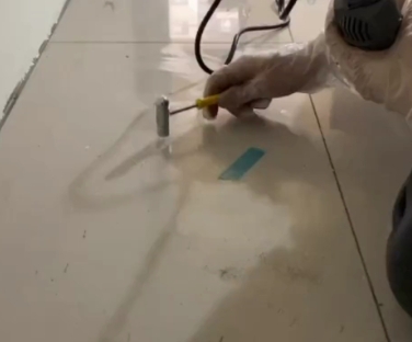 新绛瓷砖开裂维修公司专业分享瓷砖在铺贴前如果没有沥干水分，将会导致以下问题