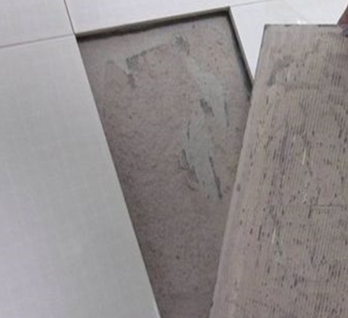 新绛瓷砖空鼓维修公司分享瓷砖铺贴时如果打浆（即涂抹在瓷砖背面和基层上的砂浆或瓷砖胶）过少，会带来以下问题
